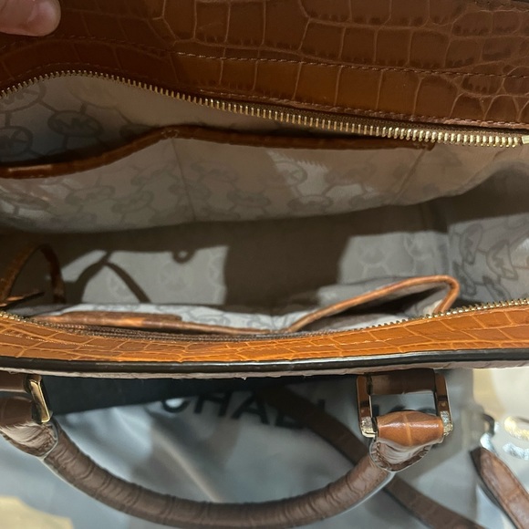 Authentic Michael Kors Purse. - Picture 3 of 6